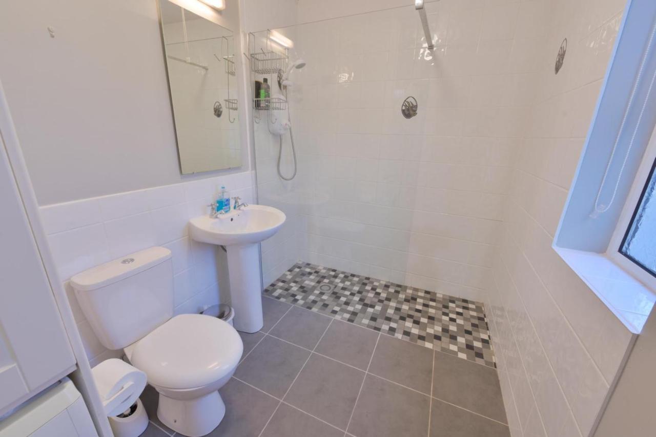 Ocean Breeze Apartment ลาฮินช์ ภายนอก รูปภาพ